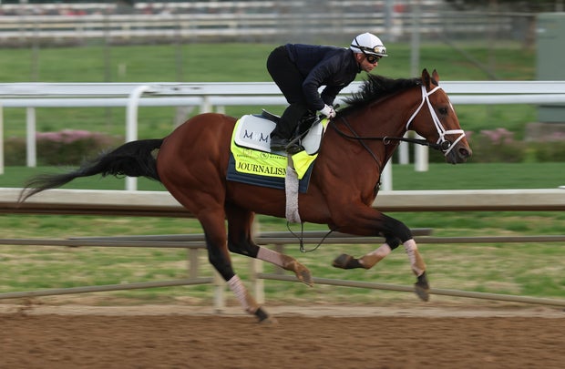 Jurnalisme berjalan di lintasan selama pelatihan pagi untuk persiapan Kentucky Derby di Churchill Downs pada 25 April 2025, di Louisville, Kentucky. 