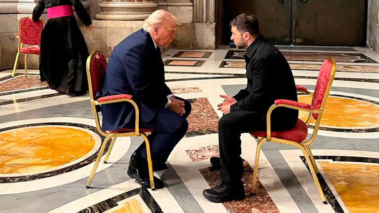 Dalam foto yang disediakan oleh Kantor Pers Kepresidenan Ukraina ini, Presiden Ukraina Volodymyr Zelenskyy, kanan, dan Presiden Donald Trump, berbicara saat mereka menghadiri pemakaman Paus Fransiskus di Vatikan, Sabtu, 26 April 2025. (Kantor Pers Kepresidenan Ukraina via AP)