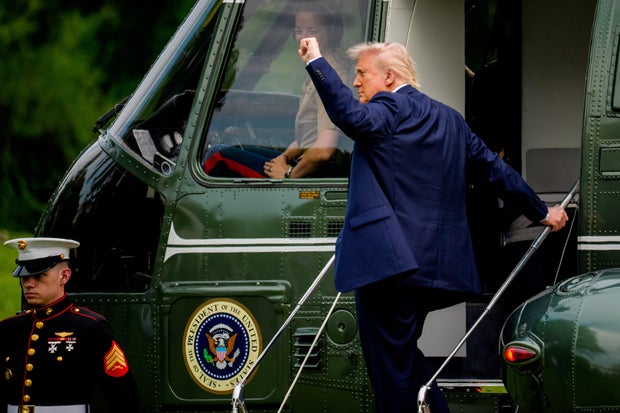 Presiden AS Donald Trump menaiki Marine One di South Lawn pada 1 Mei 2025 di Washington, DC 
