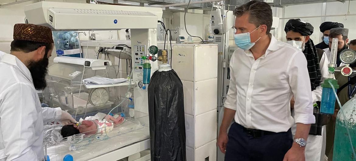 Kepala bantuan PBB Tom Fletcher, mengunjungi sebuah rumah sakit di Kandahar, Afghanistan. Kepala bantuan PBB Tom Fletcher, mengunjungi sebuah rumah sakit di Kandahar, Afghanistan.