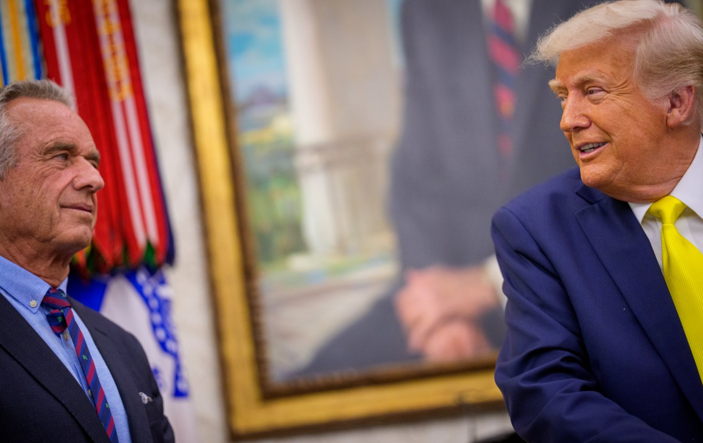 Donald Trump dan Robert F. Kennedy Jr. di Kantor Oval pada 18 April 2025.