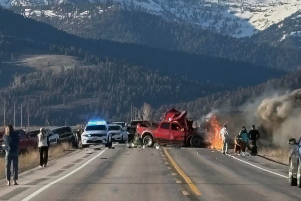 Petugas penyelamat tiba di lokasi tabrakan mematikan antara truk pikap dan van wisata di dekat Taman Negara Bagian Danau Henry, di Idaho timur, 1 Mei 2025. 