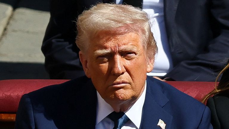Presiden AS Donald Trump menghadiri Misa pemakaman Paus Fransiskus, di Vatikan, 26 April 2025. REUTERS/Kai Pfaffenbach