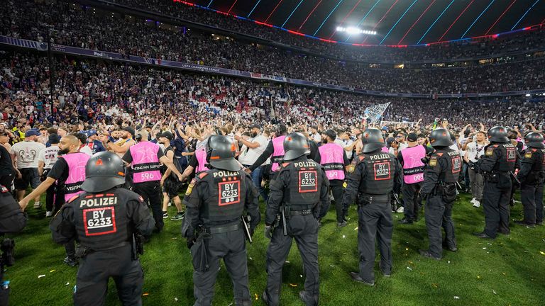 Polisi mencoba menahan penggemar PSG di lapangan di Allianz Arena di Munich. Foto: AP