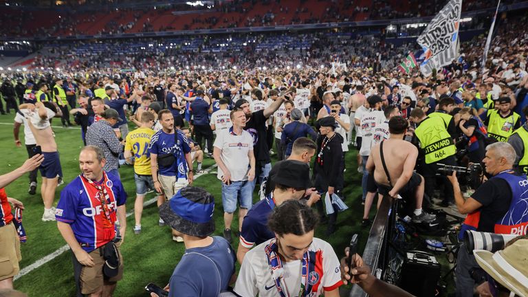 Penggemar PSG bergegas ke lapangan di Allianz Arena di Munich setelah tim memenangkan Liga Champions. Foto: AP