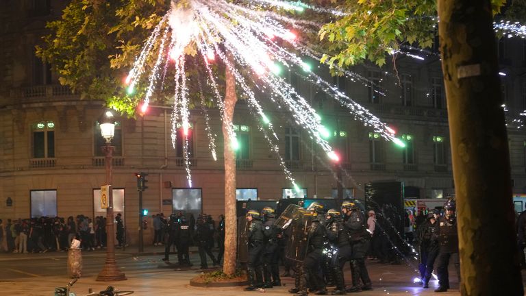 Kembang api meledak di atas polisi di Paris setelah PSG memenangkan Liga Champions. Foto: AP