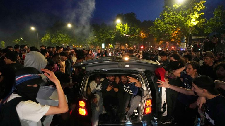 Pendukung PSG menyerbu jalan di Paris setelah tim memenangkan Liga Champions. Foto: AP