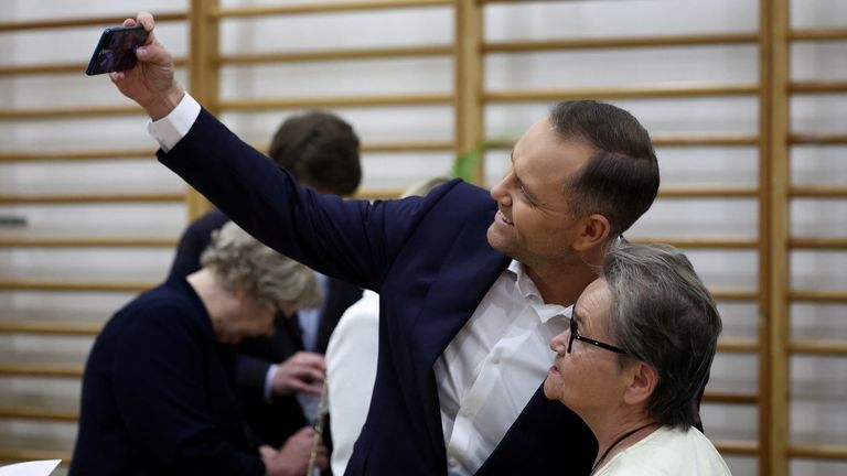 Karol Nawrocki berfoto selfie dengan seorang pendukung. Foto: Reuters