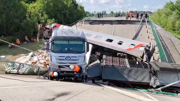 Buntut runtuhnya jembatan dan tergelincir kereta api di wilayah Bryansk, Rusia 