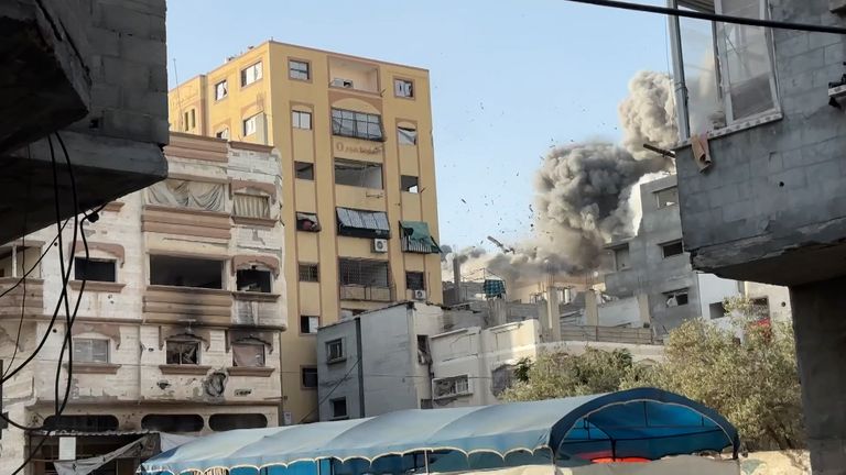 Pesawat tempur Israel menyerang sebuah bangunan tempat tinggal di Gaza Utara, memaksa pengungsian penduduk setempat. 