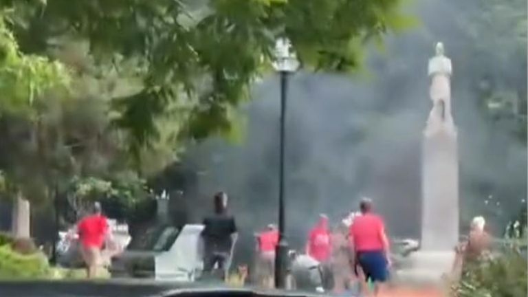 Asap membubung di atas area taman di Boulder saat orang-orang melihat