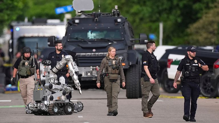 Robot penjinak bom dengan penegak hukum di jalan Boulder. Foto: AP
