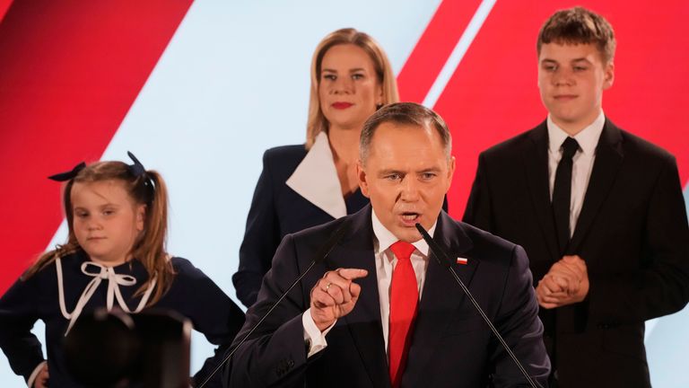 Kandidat presiden Karol Nawrock berbicara kepada para pendukungnya di markas besarnya setelah putaran kedua pemilihan presiden di Warsawa, 1 Juni  