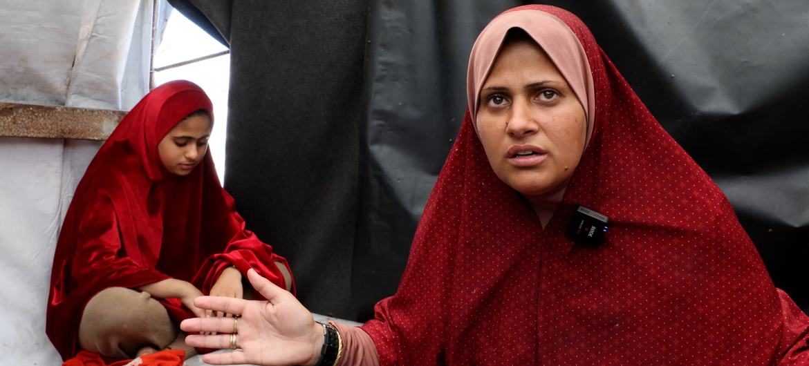 Zeinat Abu Asr menggambarkan kesulitan yang dihadapi keluarganya di Gaza. Zeinat Abu Asr menggambarkan kesulitan yang dihadapi keluarganya di Gaza.