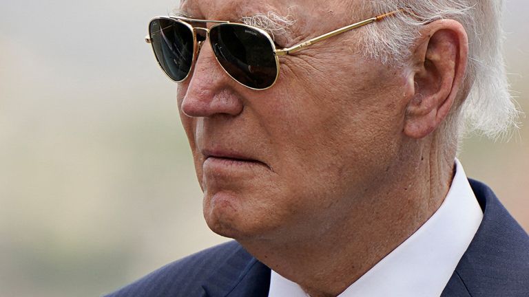 Joe Biden mengunjungi Terminal Pelabuhan Lobito, untuk menerima pengarahan tentang Kereta Api Atlantik Lobito, di Lobito, Angola. Foto: Reuters
