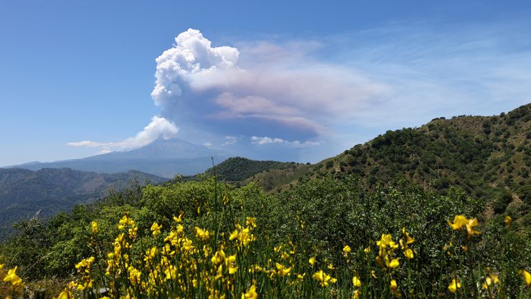 Uap vulkanik naik dari Gunung Etna. Foto: Reuters