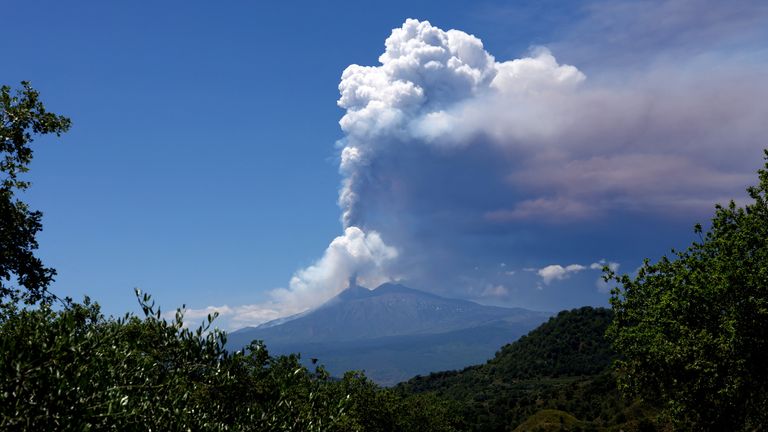 Uap vulkanik naik dari Gunung Etna. Foto: Reuters