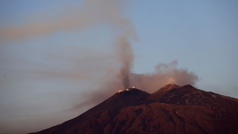 Uap vulkanik naik dari Gunung Etna. Foto: Reuters