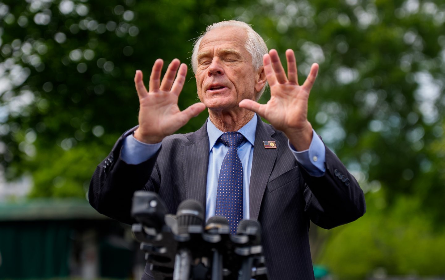 Penasihat perdagangan Presiden Donald Trump Peter Navarro berbicara kepada anggota media setelah pengadilan federal memblokir tarif Trump menggunakan undang-undang kekuasaan darurat.