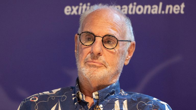 Advokat euthanasia Australia Philip Nitschke menghadiri presentasi oleh The Last Resort dari mesin bunuh diri Sarco, kapsul cetak 3D yang memberi pengguna kendali penuh atas waktu kematiannya dan yang dia buat, di Zurich, Swiss, 17 Juli 2024. REUTERS/Denis Balibouse