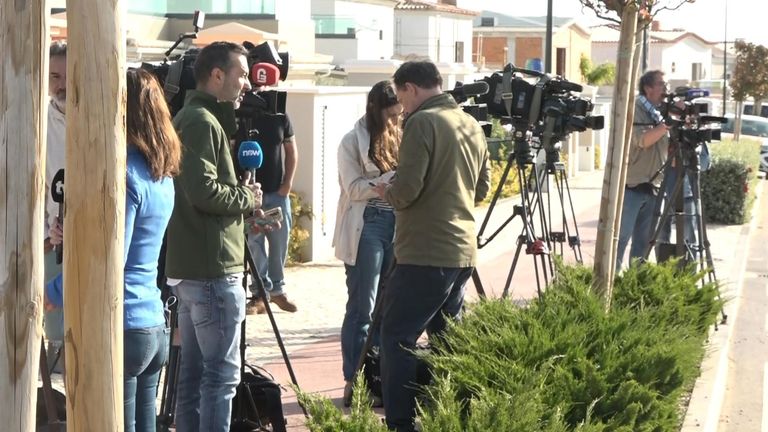 Jurnalis di Praia da Luz meliput searc untuk Madeleine McCann