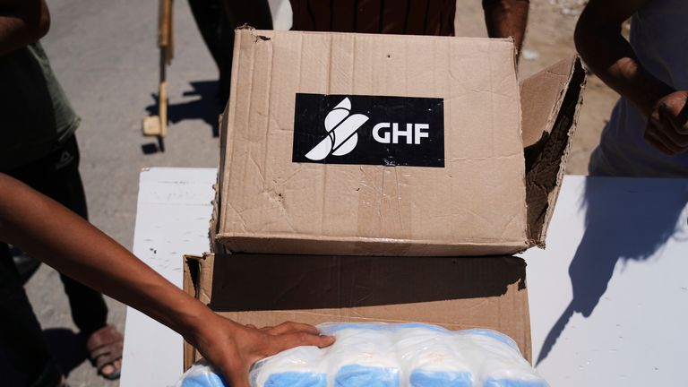 Kotak berisi paket makanan dan bantuan kemanusiaan yang dikirim oleh Yayasan Kemanusiaan Gaza, 29 Mei 2025. Foto: AP/Abdel Kareem Hana)