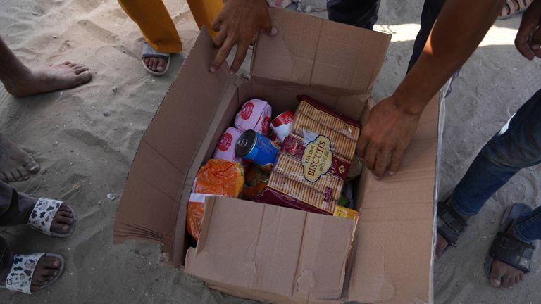 Warga Palestina membuka kotak berisi paket makanan dan bantuan kemanusiaan yang dikirim oleh Yayasan Kemanusiaan Gaza, sebuah organisasi yang didukung AS yang disetujui oleh Israel, di Rafah, Jalur Gaza selatan, pada hari Selasa, 27 Mei 2025. (AP Photo/Abdel Kareem Hana)