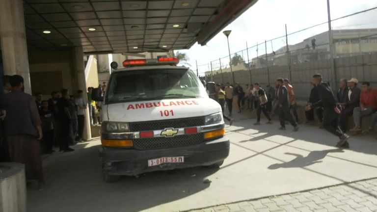 Sebuah ambulans di luar rumah sakit Nassar di Gaza, di mana orang-orang yang diduga terluka oleh tembakan Israel dibawa