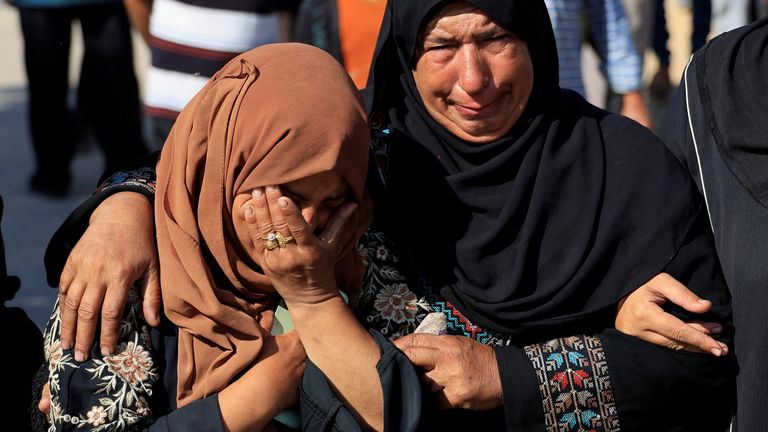 Dua wanita menangis selama pemakaman warga Palestina yang tewas pada Selasa pagi. Foto: Reuters