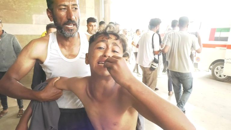 Warga Palestina yang terluka tiba di rumah sakit Nassar