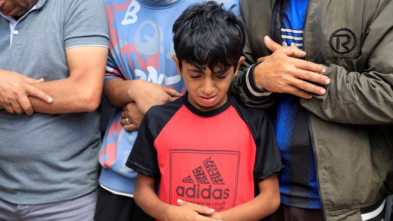 Seorang pelayat bereaksi selama pemakaman warga Palestina yang tewas dalam dugaan penembakan Israel. Foto: Reuters
