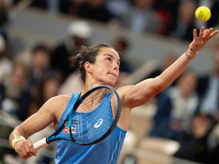 4 Juni 2025; Paris, FR; Lois Boisson dari Prancis melempar bola untuk melakukan servis selama pertandingannya melawan Mirra Andreeva pada hari ke-11 di Roland Garros S