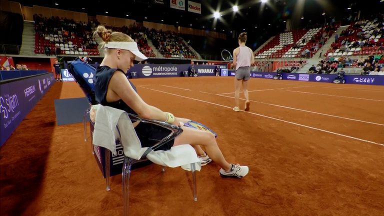 Petenis nomor empat Inggris Harriet Dart mendekati kursi wasit selama pertandingannya melawan Lois Boisson untuk mengeluh bahwa lawannya "baunya sangat tidak sedap".