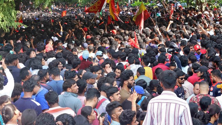 Penggemar berkumpul untuk merayakan di luar stadion. Foto: Reuters