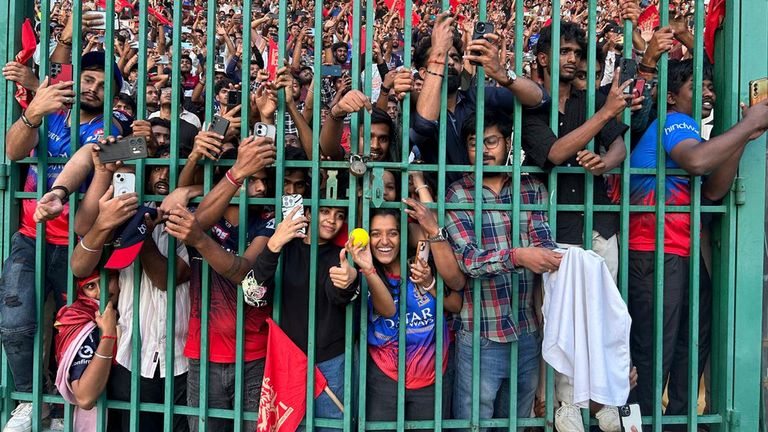 Penggemar berkumpul untuk merayakan pemain kriket Royal Challengers Bengaluru, pemenang Liga Premier India. Foto: AP