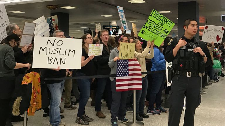 Pengunduk larangan perjalanan di bandara Washington Dulles pada tahun 2017