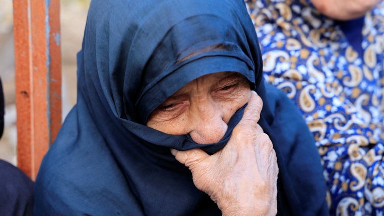 Seorang wanita bereaksi menyusul kematian warga Palestina setelah dugaan tembakan Israel di dekat lokasi distribusi di Rafah