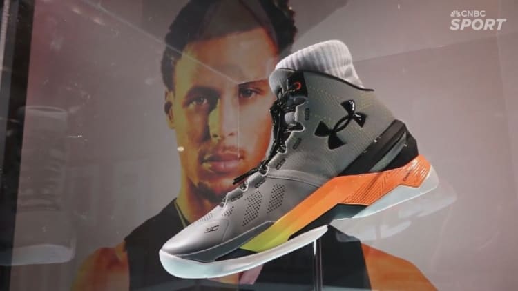 Mengapa Stephen Curry meninggalkan Nike untuk merek underdog Under Armour.