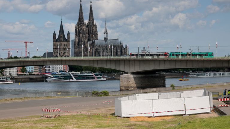 03 Juni 2025, North Rhine-Westphalia, Cologne: Kantor ketertiban umum telah membentangkan area pita yang luas di sekitar lokasi di mana mereka tidak meledak