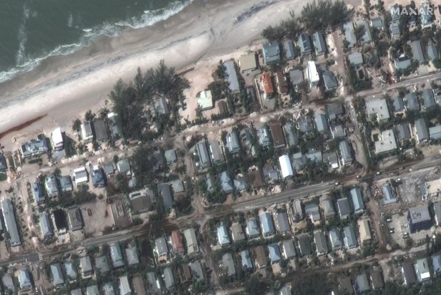 Tampilan satelit menunjukkan pasir dan air di jalanan setelah Badai Milton berlalu, di Pantai Holmes, Pulau Anna Maria 