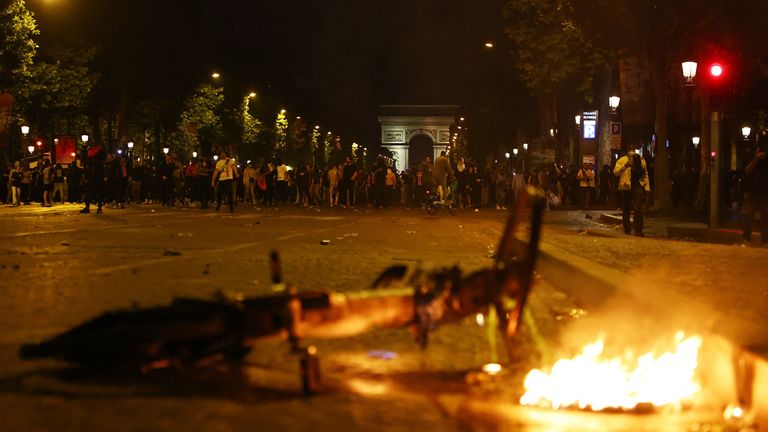 Sepak Bola Sepak Bola - Liga Champions - Final - Penggemar Paris St Germain berkumpul di Paris - Paris, Prancis - 31 Mei 2025 Sebuah sepeda yang terbakar terlihat di 