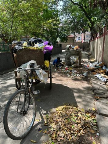 Pemulung di New Delhi terpinggirkan namun menyediakan layanan penting, seringkali dalam cuaca panas yang ekstrem. Kredit: Aishwarya Bajpai/IPS