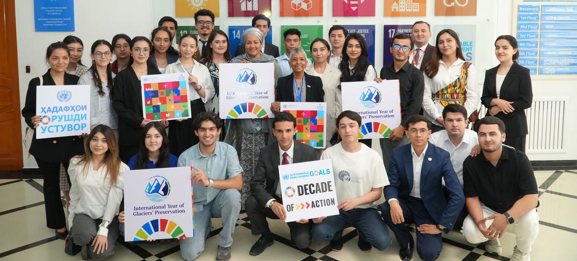 Wakil Sekretaris Jenderal Amina Mohammed (tengah) dengan Model Pemuda PBB dan Duta Besar untuk Sehari di Tajikistan. Wakil Sekretaris Jenderal Amina Mohammed (tengah) dengan Model Pemuda PBB dan Duta Besar untuk Sehari di Tajikistan.