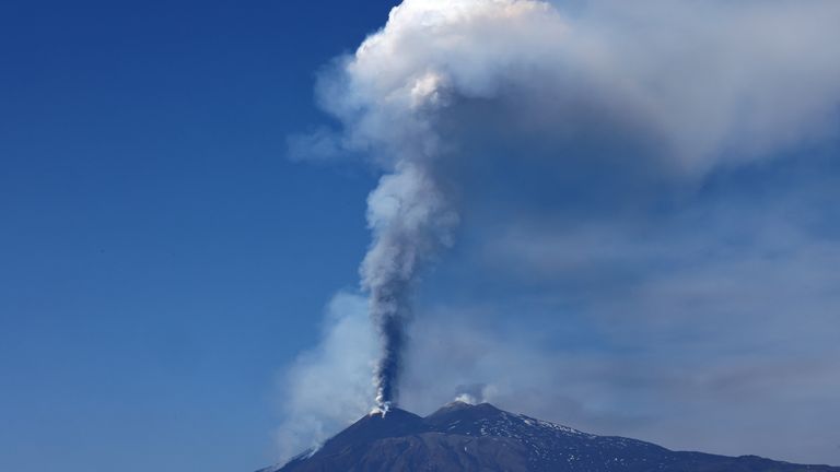 Uap vulkanik naik dari Gunung Etna, dekat Motta Camastra, Sisilia, Italia, 2 Juni 2025. REUTERS