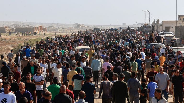 Warga Palestina tiba untuk mengumpulkan bantuan dari pusat Yayasan Kemanusiaan Gaza di Rafah pekan lalu. Gambar file: Reuters 