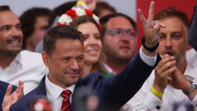 Walikota Warsawa Rafal Trzaskowski memberi isyarat setelah pengumuman exit poll putaran kedua pemilihan presiden. Foto: Reuters 