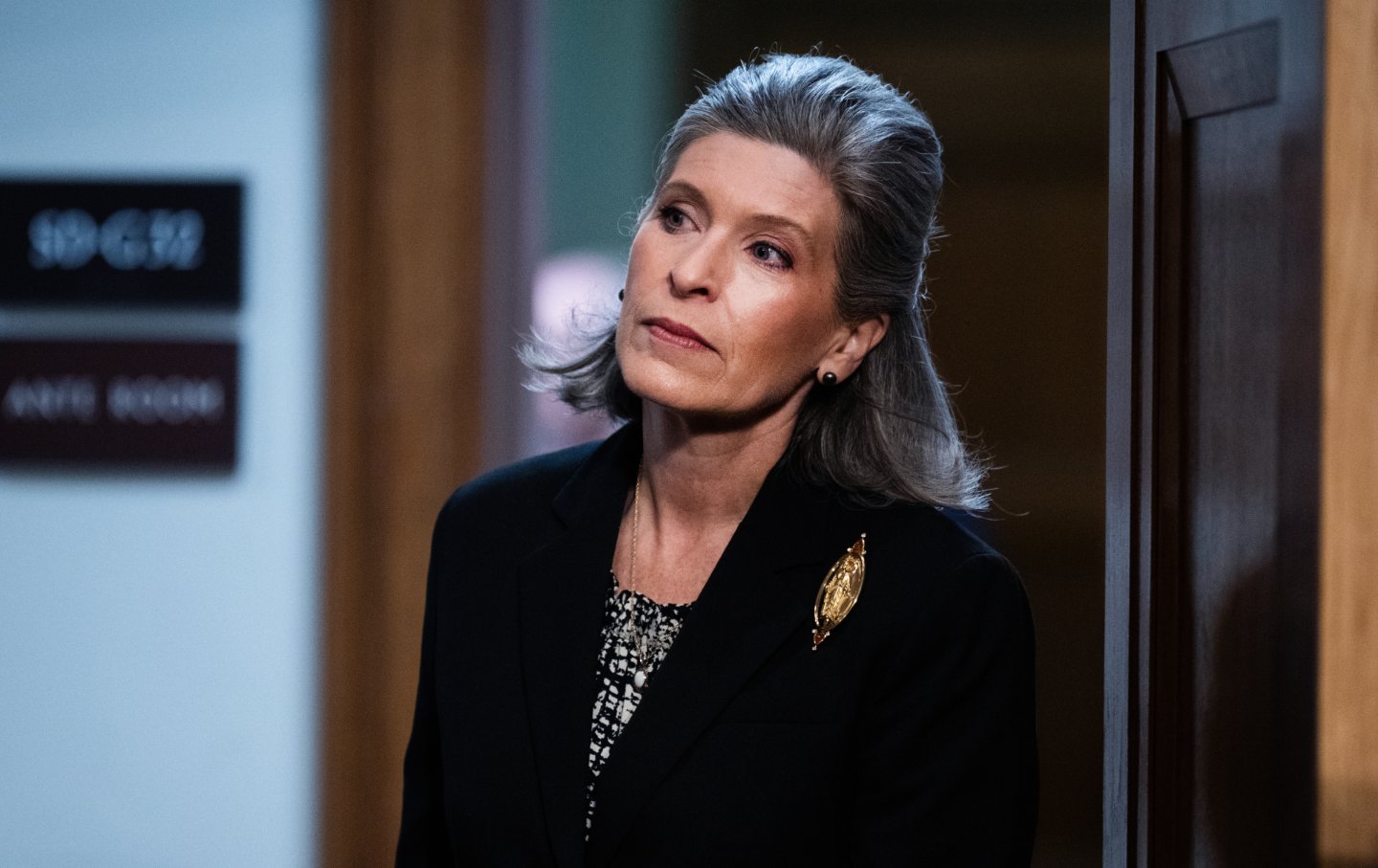 Senator Joni Ernst (R-IA) tiba untuk sidang konfirmasi Komite Angkatan Bersenjata Senat pada hari Selasa, 13 Mei 2025.
