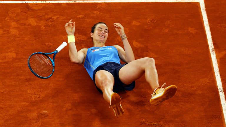 Tenis - Prancis Terbuka - Roland Garros, Paris, Prancis - 4 Juni 2025 Lois Boisson dari Prancis merayakan setelah memenangkan pertandingan perempat final ag