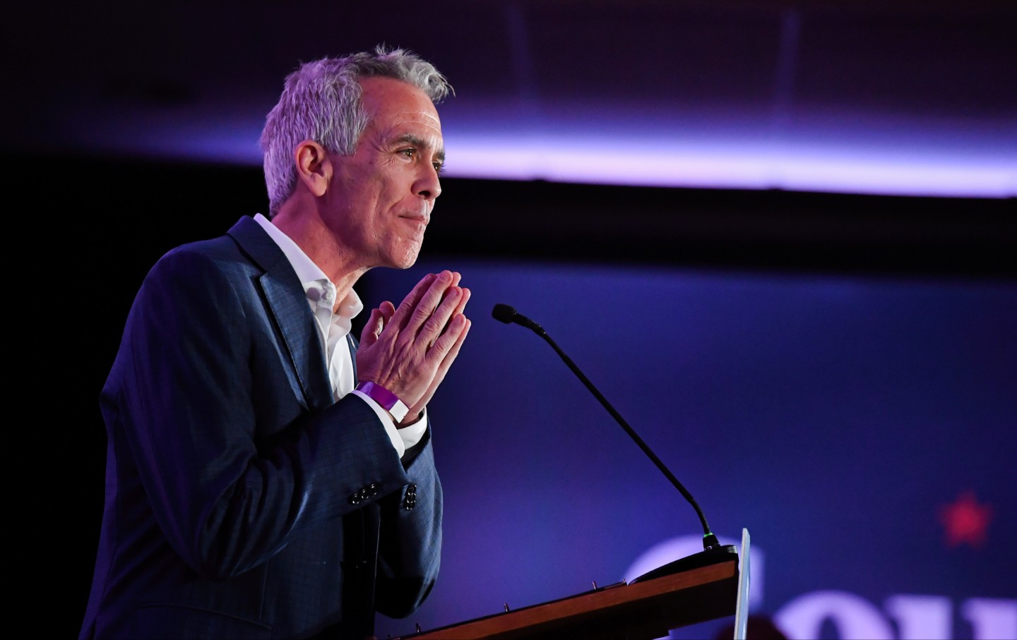 Joe Walsh berbicara di Country Over Party Rally untuk berbicara tentang dukungannya untuk Kamala Harris.