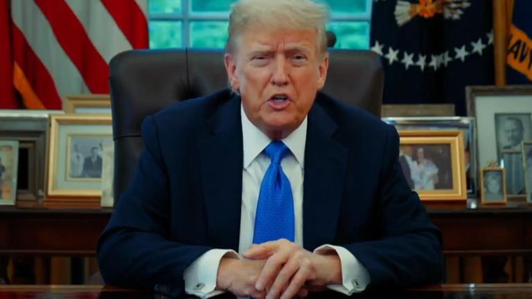 Presiden Trump di mejanya membuat pernyataan tentang larangan perjalanan